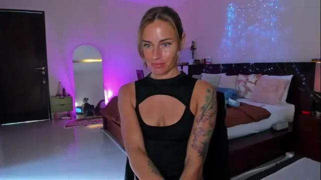 Image 7 of holy_khloe Stream on Chaturbate on 23 days ago