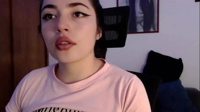 Image 3 of honey_aynur Stream on Chaturbate on 3 months ago
