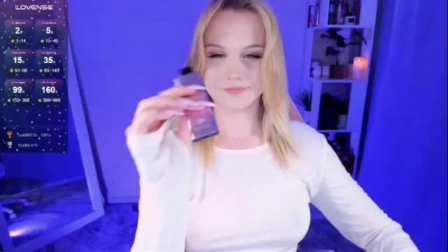 Image 3 of honey_blondee Stream on Chaturbate on 2 months ago