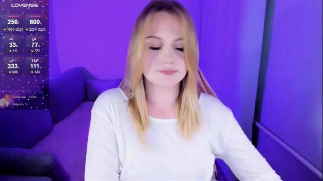 Image 11 of honey_blondee Stream on Chaturbate on 24 days ago