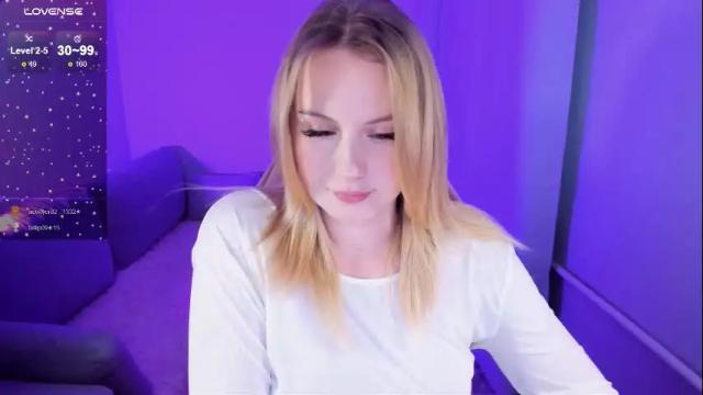 Image 12 of honey_blondee Stream on Chaturbate on 24 days ago