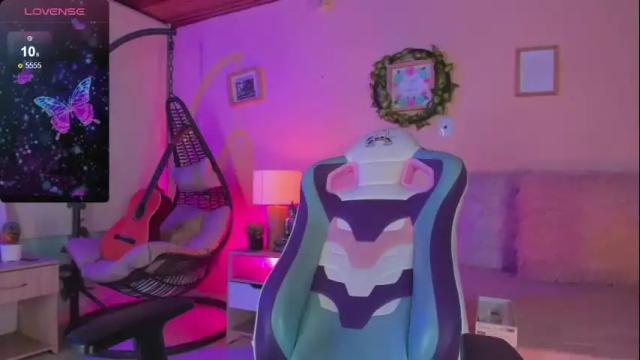 Image 12 of honey_fox01 Stream on Chaturbate on 2 months ago