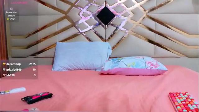 Image 11 of hornybarelylegalgirl Stream on Chaturbate on 1 month ago