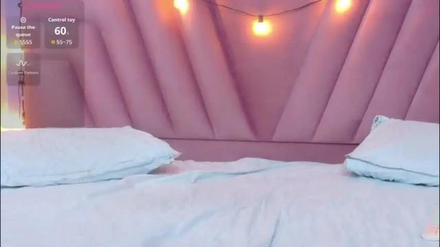 Image 2 of hornybarelylegalgirl Stream on Chaturbate on 1 month ago