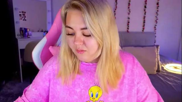 Image 2 of hornycakee Stream on Chaturbate on 3 months ago