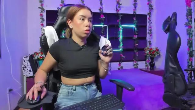 Image 3 of hornyy_mom Stream on Chaturbate on 28 days ago
