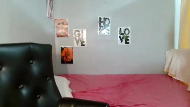 Image 2 of hot_fuckgirlyannah Stream on Chaturbate on 14 months ago