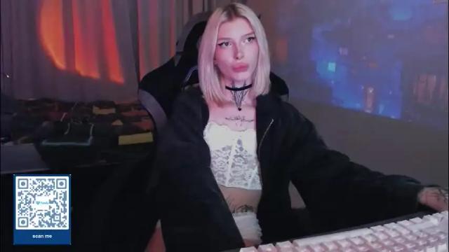 Image 2 of hotchubently Stream on Chaturbate on 2 months ago