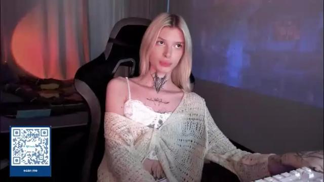 Image 2 of hotchubently Stream on Chaturbate on 2 months ago