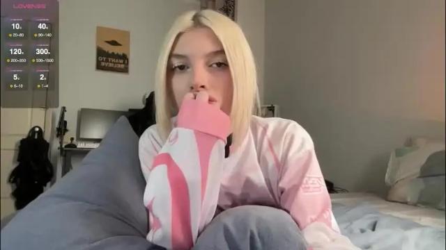 Image 11 of hotchubently Stream on Chaturbate on 27 days ago