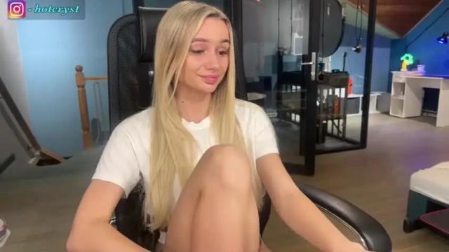 Image 12 of hotcryst Stream on Chaturbate on 18 months ago