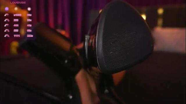 Image 8 of hotdesy_ Stream on Chaturbate on 1 month ago