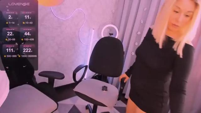 Image 3 of hottyblonds Stream on Chaturbate on 14 months ago