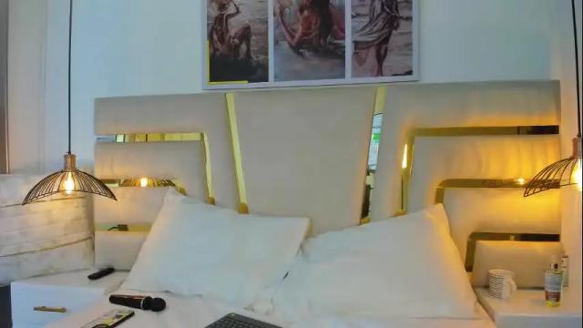 Image 6 of huddah_cam Stream on Chaturbate on 23 days ago