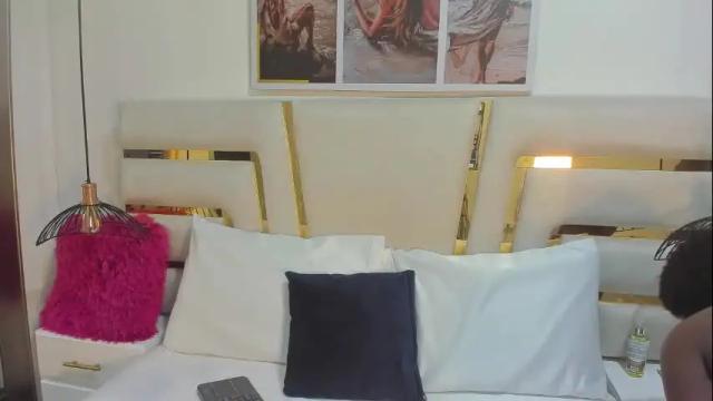 Image 4 of huddah_cam Stream on Chaturbate on 27 days ago