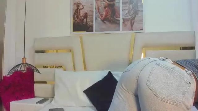 Image 2 of huddah_cam Stream on Chaturbate on 23 days ago