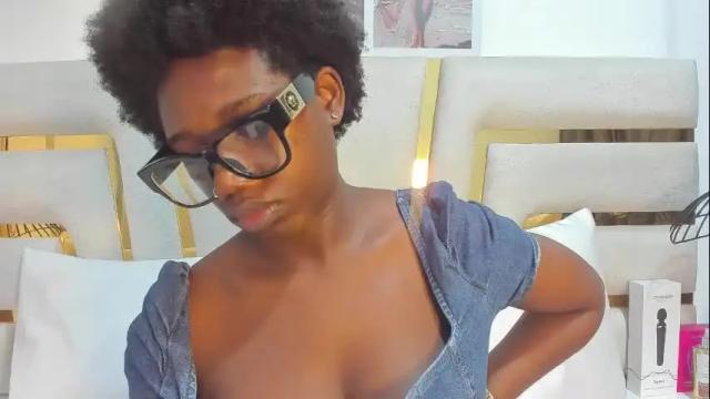 Image 6 of huddah_cam Stream on Chaturbate on 23 days ago