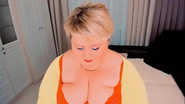 Image 10 of huge_booobs Stream on Chaturbate on 25 days ago