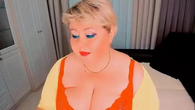 Image 3 of huge_booobs Stream on Chaturbate on 25 days ago