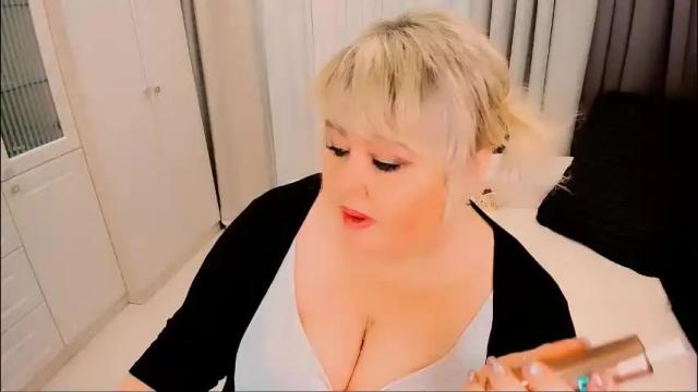 Image 11 of huge_booobs Stream on Chaturbate on 25 days ago