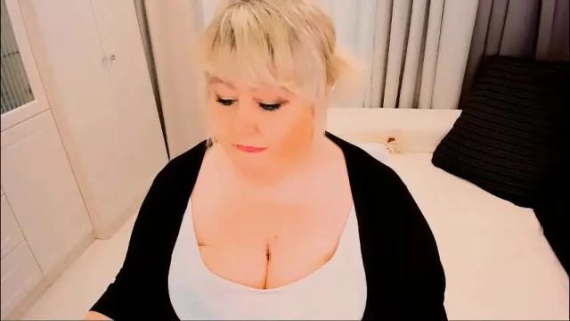 Image 12 of huge_booobs Stream on Chaturbate on 25 days ago