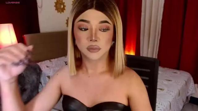 Image 4 of hugecockchristine Stream on Chaturbate on 15 months ago