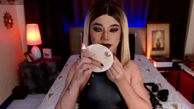 Image 8 of hugecockchristine Stream on Chaturbate on 14 months ago