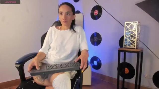 Image 7 of ikaika_ Stream on Chaturbate on 19 months ago