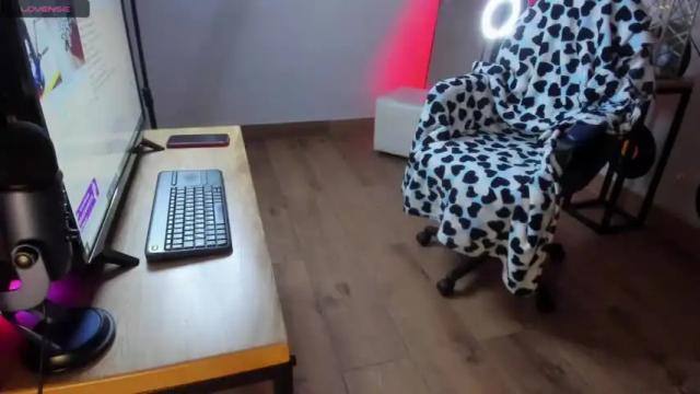 Image 2 of ikaika_ Stream on Chaturbate on 19 months ago