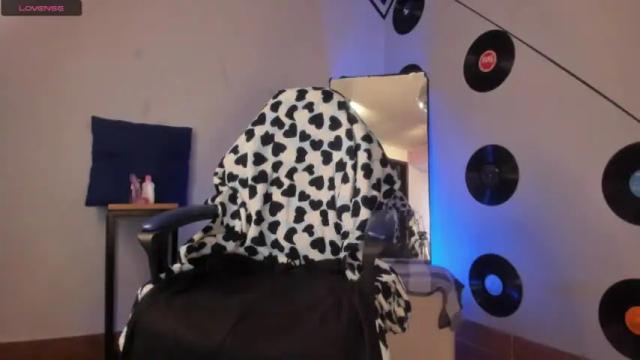 Image 10 of ikaika_ Stream on Chaturbate on 18 months ago