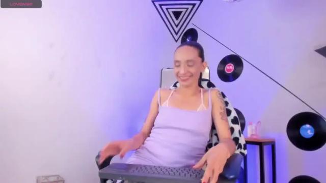 Image 12 of ikaika_ Stream on Chaturbate on 18 months ago