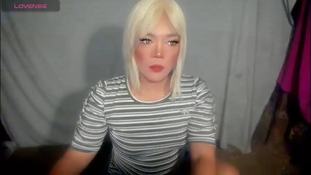 Image 2 of im_ur_hot_ella Stream on Chaturbate on 1 month ago