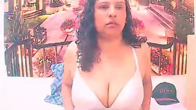 Image 8 of indiansexysmiles Stream on Chaturbate on 16 months ago