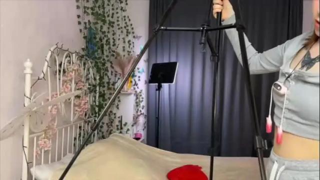 Image 2 of innocent_melissa Stream on Chaturbate on 17 days ago