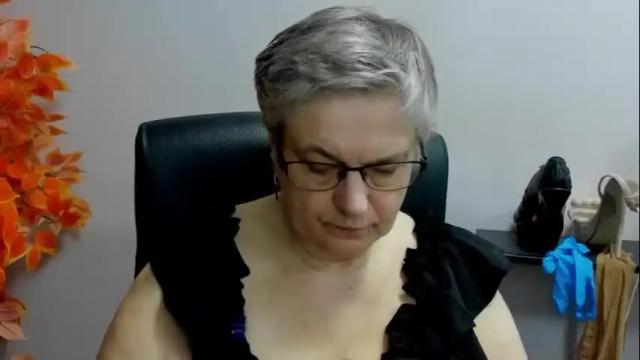 Image 3 of iris_xdesire Stream on Chaturbate on 23 days ago