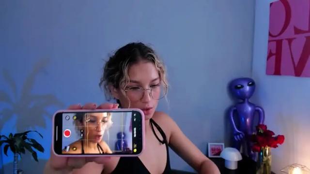 Image 3 of isa_white Stream on Chaturbate on 20 months ago