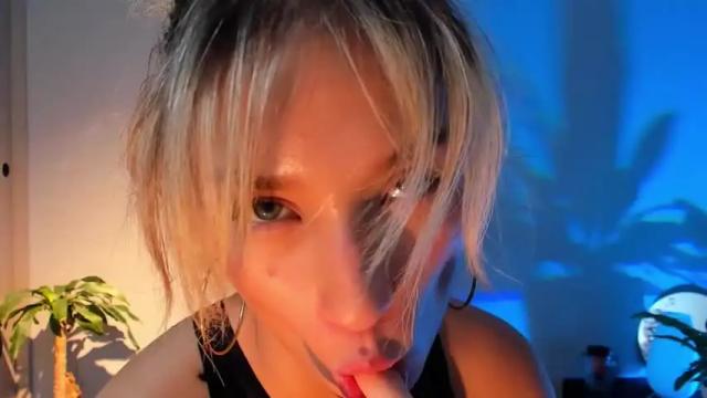 Image 2 of isa_white Stream on Chaturbate on 19 months ago