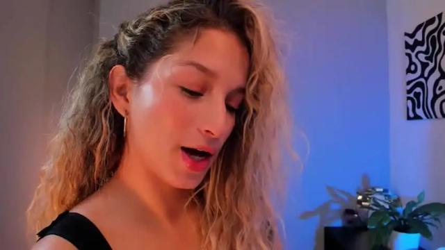 Image 11 of isa_white Stream on Chaturbate on 19 months ago