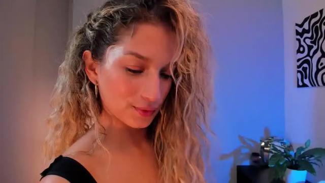 Image 6 of isa_white Stream on Chaturbate on 19 months ago