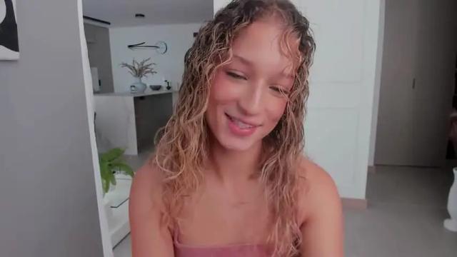 Image 10 of isa_white Stream on Chaturbate on 19 months ago