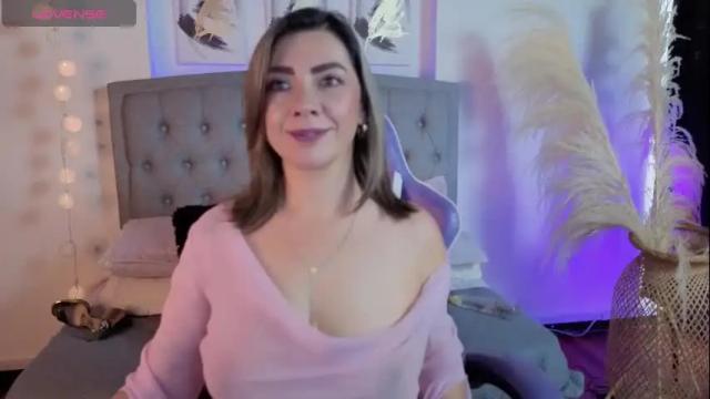 Image 12 of isabella_lt Stream on Chaturbate on 13 hours ago