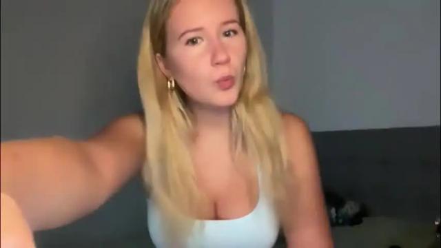 Image 3 of itsssosierra Stream on Chaturbate on 10 days ago