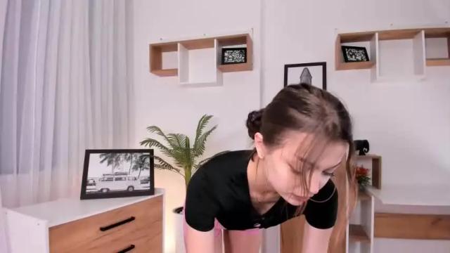 Image 3 of jenniferfuentesa Stream on Chaturbate on 17 months ago
