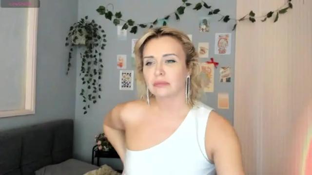 Image 12 of jenniferstonn Stream on Chaturbate on 14 months ago