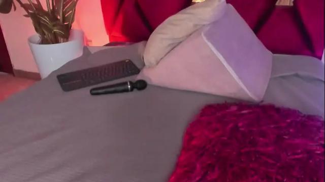 Image 4 of jessiecaameron Stream on Chaturbate on 17 days ago