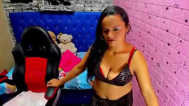 Image 12 of jloxxxhot Stream on Chaturbate on 15 months ago