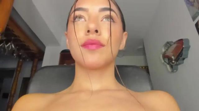 Image 4 of jocelynne_longbarton Stream on Chaturbate on 17 months ago