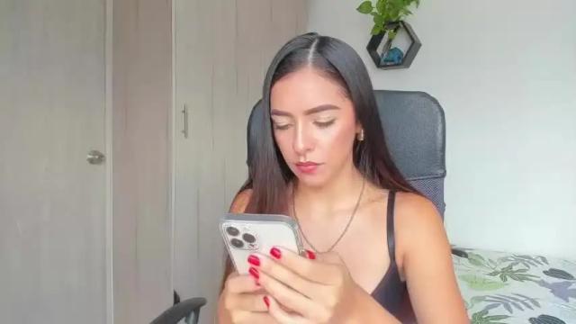 Image 2 of jocelynne_longbarton Stream on Chaturbate on 15 months ago