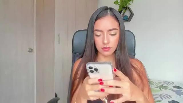 Image 3 of jocelynne_longbarton Stream on Chaturbate on 15 months ago