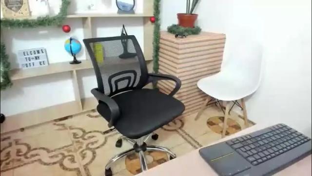 Image 2 of jones_scarlet Stream on Chaturbate on 1 month ago